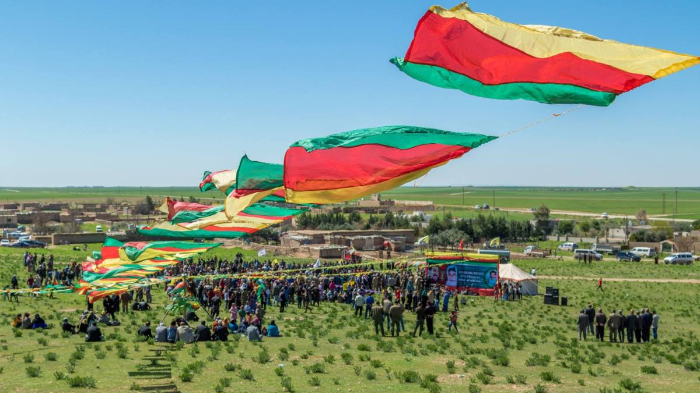 Sejumlah bendera Rojava terbentang tertiup angin | Internationalist Commune