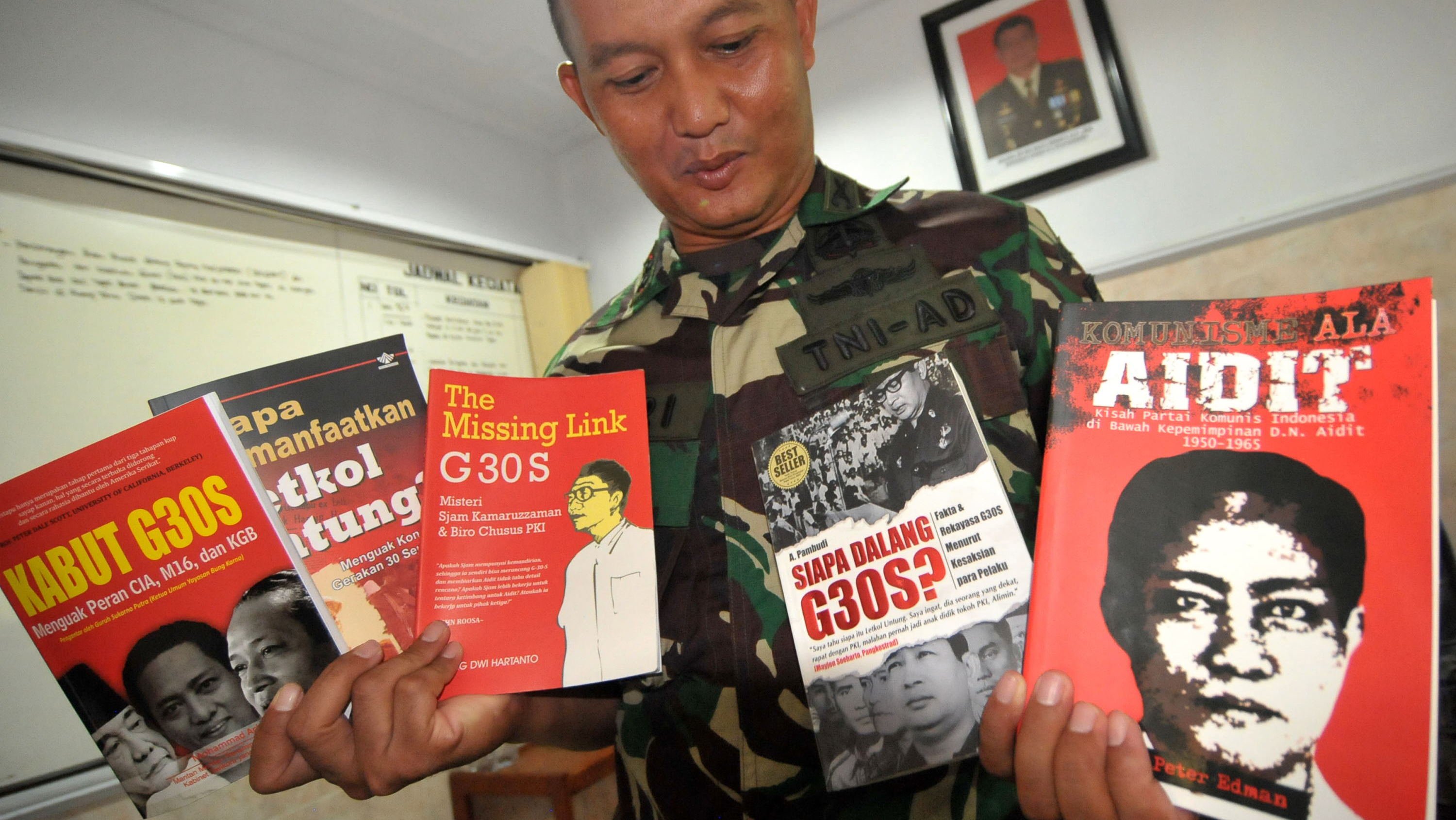 Komandan Kodim menunjukkan 5 judul buku | Oky Lukmansyah Komandan Kodim menunjukkan 5 judul buku | Oky Lukmansyah