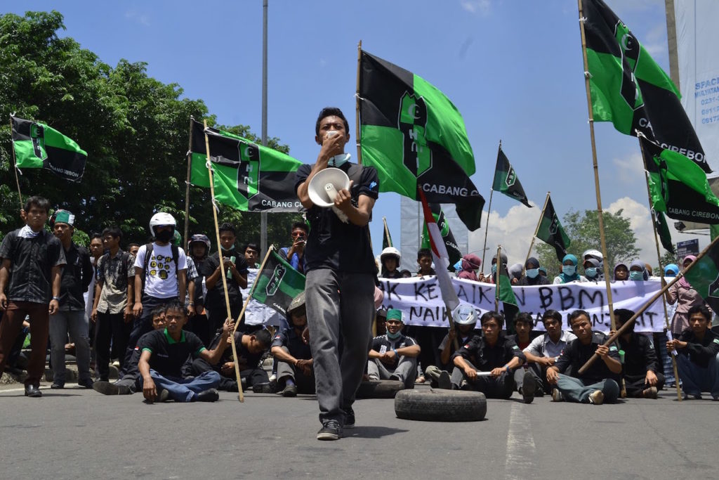 HMI saat berdemonstrasi | Pelita Karawang